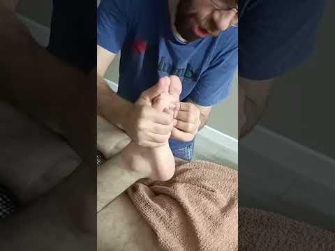 REFLEXOLOGY MASSAGE THAT PROVIDES ENERGY FLOW IN THE FEET #satisfying #relaxing #asmr #shorts