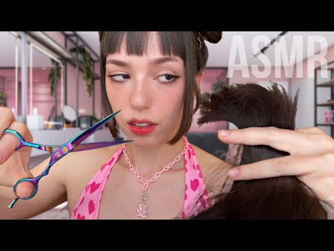 [ASMR] A MENINA POPULAR MALVADA MEXE NO SEU CABELO