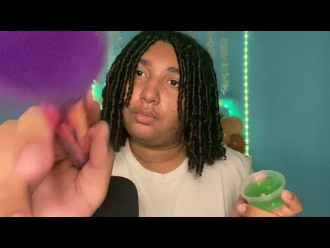 ASMR : le mec insupportable vous maquille avec des objets insolites (visuel, bruits de bouche) 