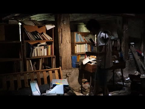 ASMR La bibliothèque de la GRANGE abandonnée