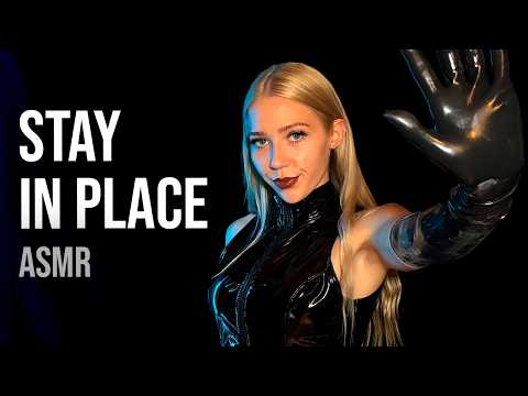 [4K USA ASMR] BLACK LATEX SQUEAKS: GLOSSY GLOVE FRICTION & PEARL BEAD TAPPING 🖤