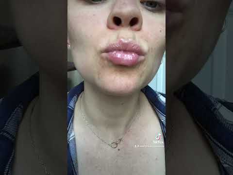 ASMR JUICY LIPGLOSS mESSY application Essence Juicy Bomb sweet PINK SATISYING SOUNDS #shorts