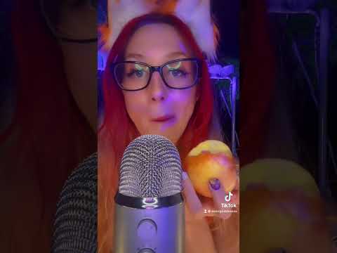 FRIENDLY ASMR FOX EATING A CRISPY APPLE 🦊 🍎