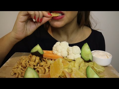 ASMR SNACKS PLATTER / DRIED MANGO / CHIPS / PEANUT RINGS / GREENS / no talking / CREMA ASMR #asmr
