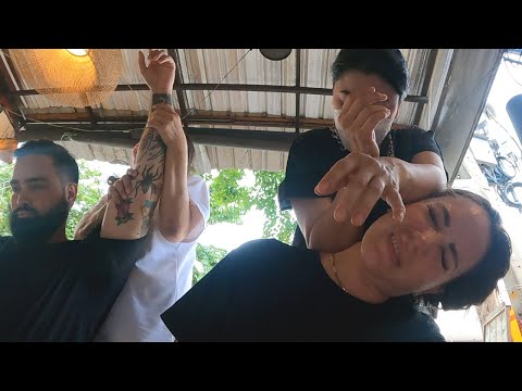 Intenso masaje callejero de pies y hombros en el mercado Chatuchak de Bangkok, Tailandia 💆‍♀️🇹🇭