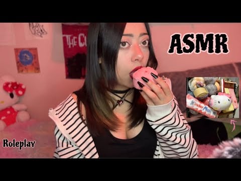 ASMR | 😗LA CHICA HOSTIL DE TU CLASE 💗 TE MUESTRA SU COLECCIÓN DE OBJETOS PARA DORMIR 🖤🐼