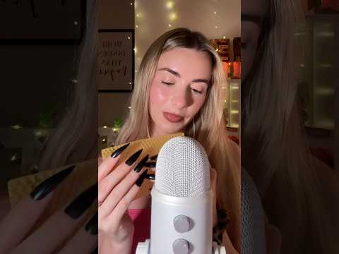 ASMR scratching triggers 💅🏻💗 #scratchingasmr #tingles