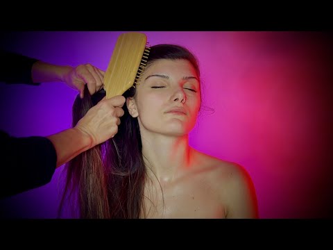 ASMR MASSAGGIO SPALLE e COLLO e BRUSHING su Capelli Lunghi su PERSONA REALE ft. Virginia