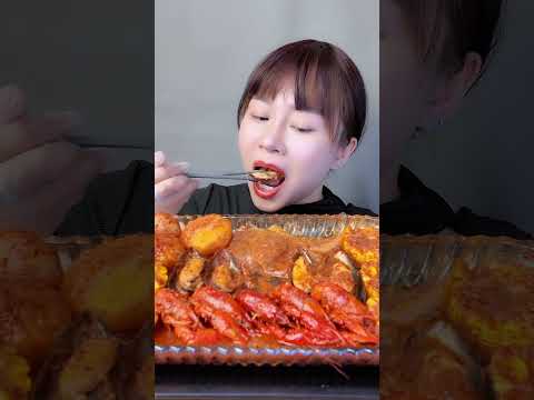 #shorts eating seafood in cajun sauce #linhasmr #asmr #asmrcontent #asmreating #mukbang