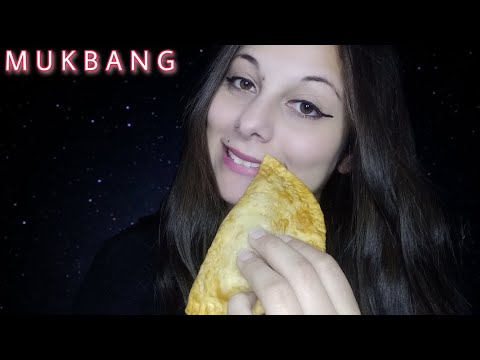 ASMR | COMENDO PASTEL DE PIZZA (sons de mastigação)