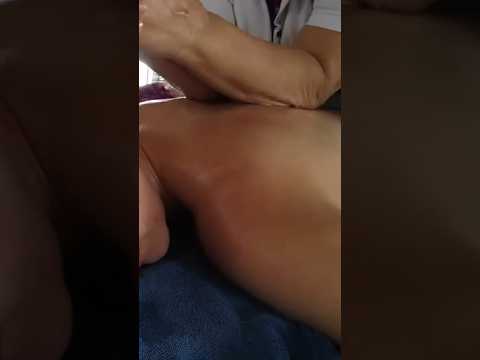 Con sus codos alivió mi espalda #asmr #shorts #massage