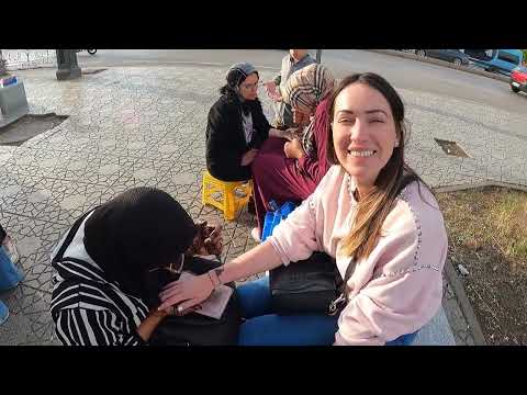 Tatuaje temporal de henna en manos y dedos en Fes, Marruecos