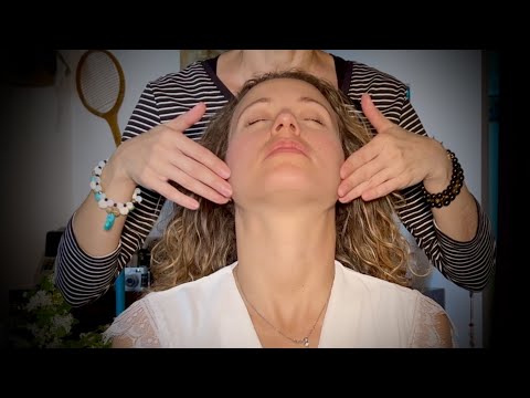 ASMR su PERSONA REALE MASSAGGIO al VISO e alla TESTA con Giulia  ITA