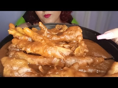 ASMR comiendo patitas de pollo en mole Oaxaqueño