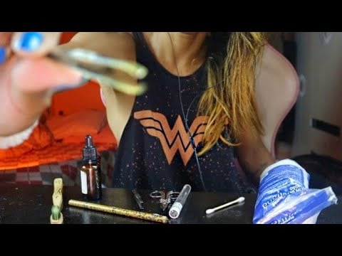 ASMR ROLEPLAY RÁPIDO Tirando sua sobrancelha até você pegar no sono  😌👌 (Muitos sons de boca) 