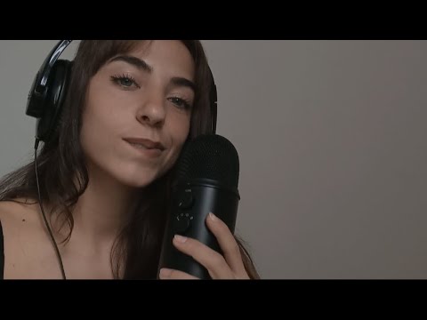 asmr susurrando despacito con el micro en la mano 👉🏼👈🏼