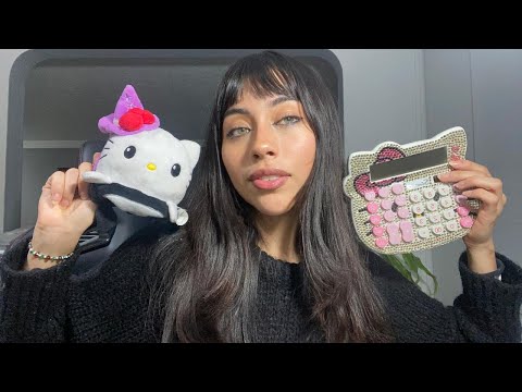 (ASMR) pov la chica hello kitty te muestra su colección ( soft spoken, susurros, haul de sanrio)