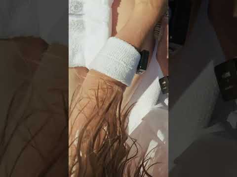 🍃 Dominica realizando un masaje Kashmir al aire libre con un cepillo | ASMR Relajación y conexión 👐