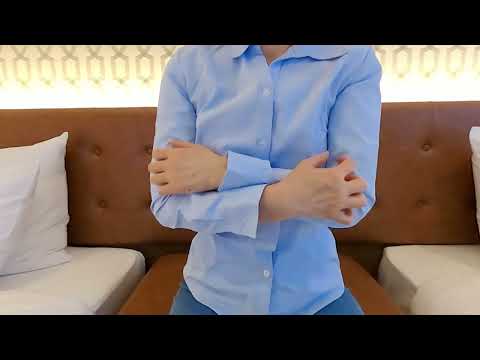 水色シャツの袖まくり/Roll up the sleeves of a light blue shirt