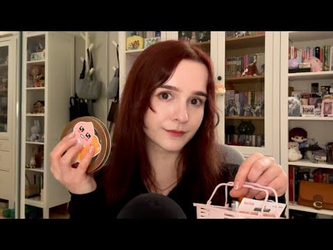 [ASMR en español] Susurros y varios sonidos (Tapping, guantes de jardinería, squishy de pastel)