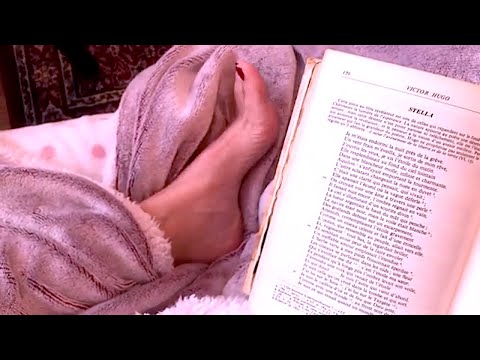 ASMR Reading poetry bare feet Francais poem