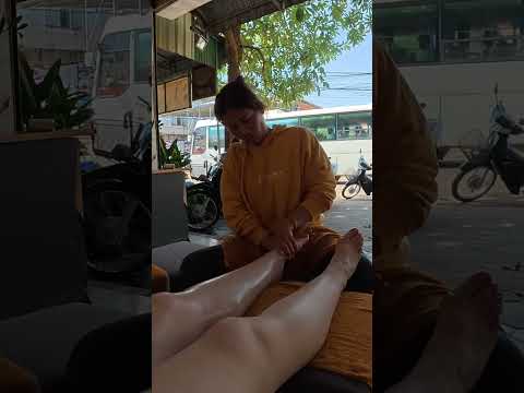 Masaje de pies de 5 dólares en Camboya 😳🦶🏻 #massage #relax #travel #shorts