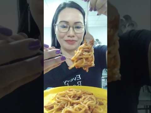 HOW TO EAT SPAGHETTI #shortsfeed #everyone #spaghetti #asmrshorts #eating #pasta #mukbang #asmr