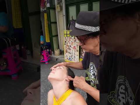 El masaje callejero más incómodo de todos los tiempos 😂 #massage #funny #short #masaje