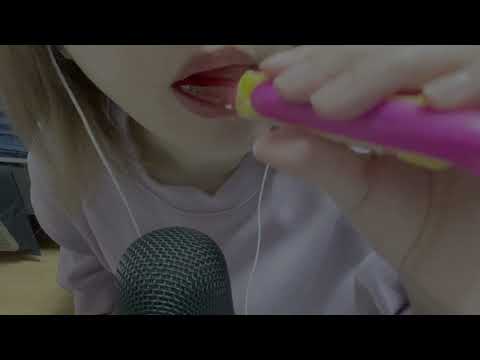 飴を舐める音／licking candy【asmr】