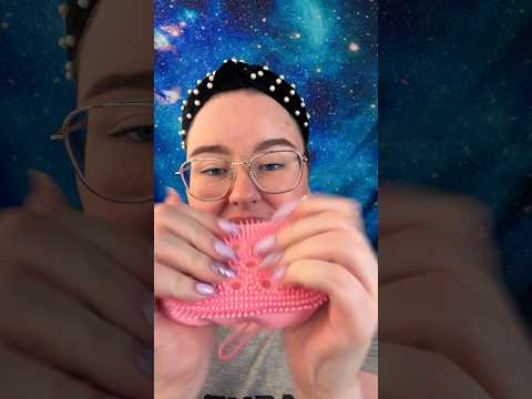 #sponge #asmrshorts #relax #relaxing #tingles #satisfying #scratchingasmr #asmr #sleep #josefinasmr