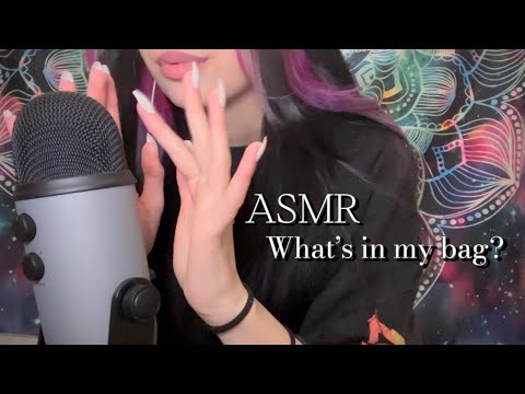 ASMR| What’s in my bag?👛 (Whispering e taanto tapping)