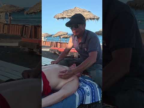 Masaje de cuello en Grecia 💆‍♀️🇬🇷 #massage #masajesrelajantes #travel #beach #asmr #short