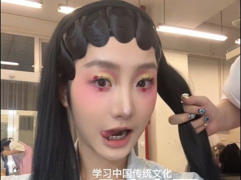 Hari ini saya bersama rakan pengkayoman menyiapkan tata rias dengan elemen seni Cina.
