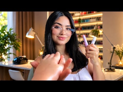 ASMR: A MANICURE FOFOQUEIRA TE CONTA AS MAIORES FOFOCAS DO BAIRRO 💅🤫