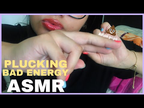 ASMR PLUCKING BAD ENERGY | HAND MOVEMENTS | TE QUITO LA MALA VIBRA BBY💜