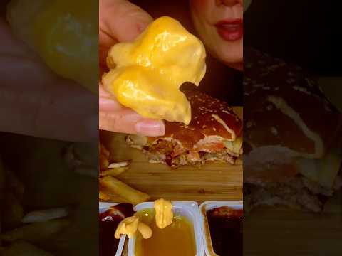 👆CLICK LINK FOR FULL VIDEO 👆CRUNCHY CHEESY ONION RINGS #asmr #burgerking #food #shorts