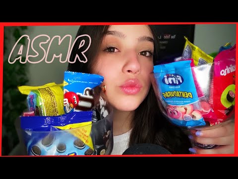 ASMR MOSTRANDO ALGUNS DOCES QUE GANHEI ( SOM DE EMBALAGEM /TAPPING /SUSSURROS/ BINAURAL ) Luiza Aro