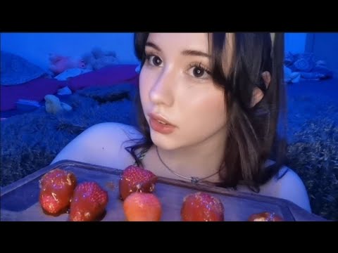 Comiendo frutillas acarameladas 🍓✨ ¿Querés un poquito?