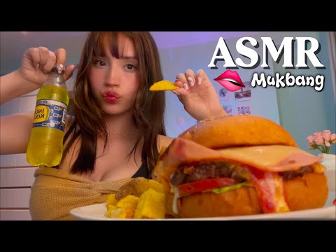 ASMR SUAVE MUKBANG 🫦 Tu CITA COMIENDO HAMBURGUESA ROYAL ❤️🍔 Sonidos relajantes