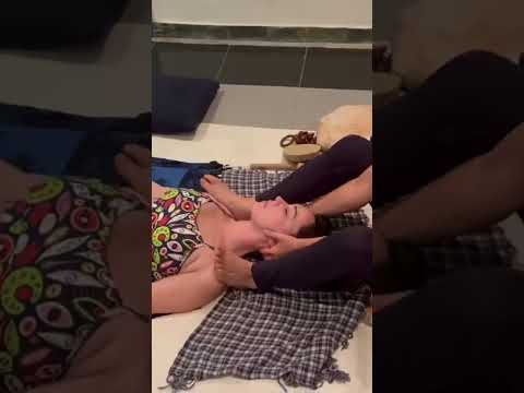 Con sus pies masajeó mis hombros 🦶 #massage #masaje #asmr #massagetherapy #shouldermassage #shorts