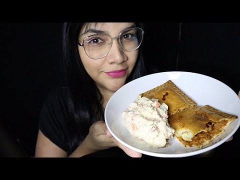 ASMR comiendo empanada de atún y ensalada rusa