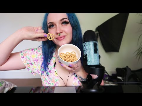 ASMR Eating Crunchy Pretzels (EATING SOUNDS) 🥨