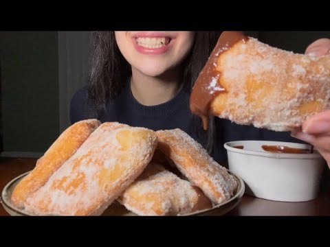 OLIVE GARDEN WARM ITALIAN DONUTS WITH CHOCOLATE SAUCE ASMR EATING
