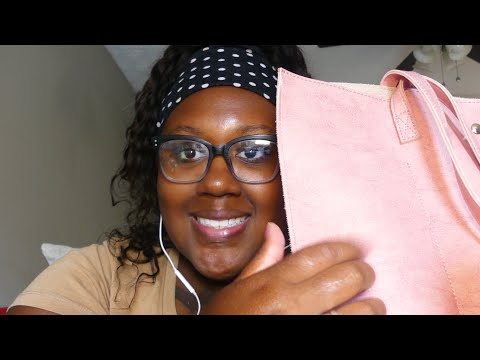 ASMR *Whats in my purse *whisperering + tapping | JanayASMR
