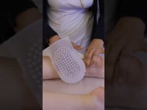 Exfoliación con guante de goma #shorts #massage #spa