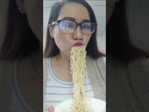 HOW I EAT RAMEN NOODLES #mukbang #foodie #eating #shortsfeed #everyone #challenge