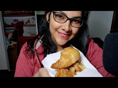 ASMR comiendo media lunas y charlando un rato