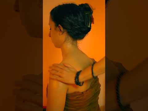 ASMR MASSAGGIO BURROSO alle SPALLE #backmassage #rilassamento #triggers #massage