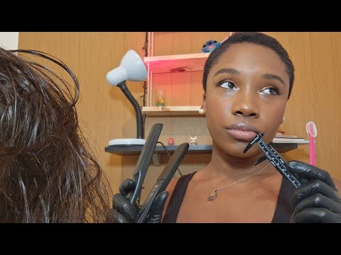 ASMR POV / CABELEIREIRA GROSSERIA FAZ CHAPINHA NO SEU CABELO E FAZ SEUS CÍLIOS (caseirinho) 😴🎧