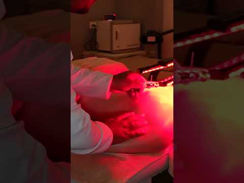 Me aplicaron una luz sanadora para dolor de espalda en un #spa de #Caracas 😲🇻🇪 #masage #relax #short